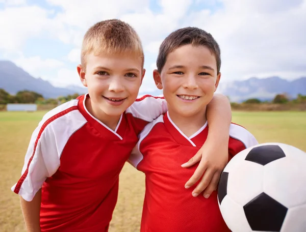 Lagkamrater Och Bästa Vänner Porträtt Pojkar Ler Och Håller Fotboll — Stockfoto