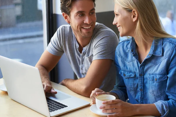 Kafékultur Och Teknik Ett Ungt Par Som Använder Bärbar Dator — Stockfoto