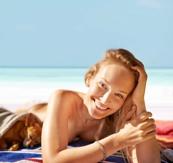 俺達とビーチだけだ 魅力的な若い女性が犬と日光浴をし — ストック写真
