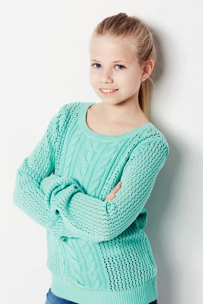 Fiatalos Önbizalom Portré Egy Magabiztos Fiatal Lányról Aki Összehajtott Karokkal — Stock Fotó