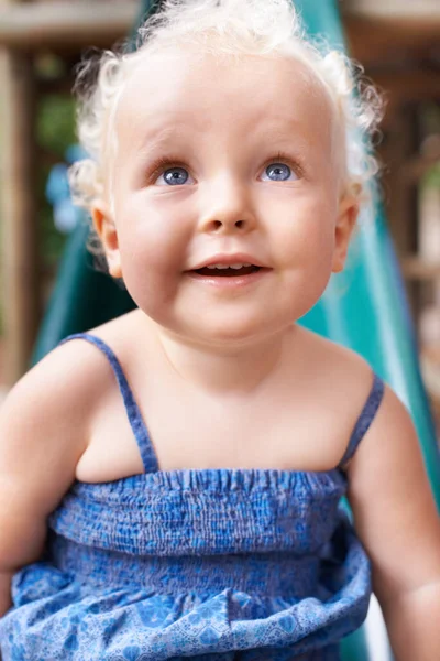 Suoi Occhi Madri Primo Piano Una Fanciulla Adorabile Con Capelli — Foto Stock