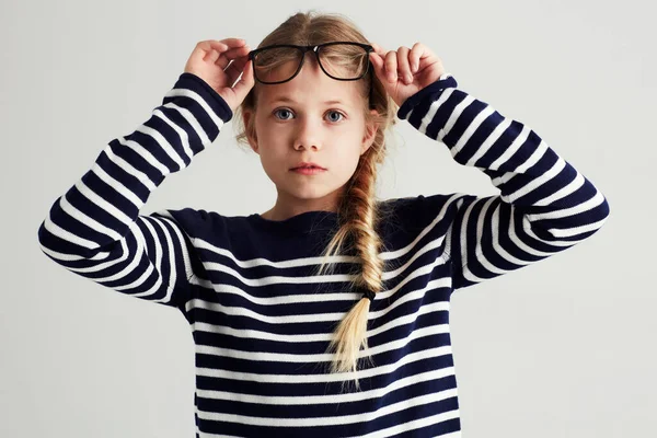 Estes Óculos São Para Espectáculo Retrato Uma Menina Bonita Levantando — Fotografia de Stock