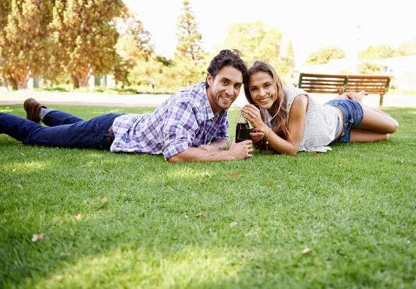 Delar Läsk Parken Ett Lyckligt Ungt Par Smuttar Cola Tillsammans — Stockfoto