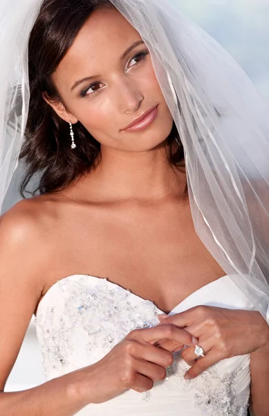 Strahlende Schönheit Ihrem Hochzeitstag Eine Junge Braut Berührt Ihren Ehering — Stockfoto