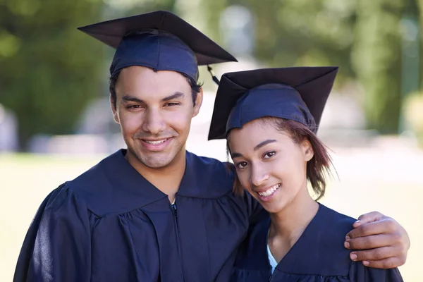 Slutter Studiene Våre Kapittel Portrett Smilende Lykkelig Par Som Avlegger – stockfoto