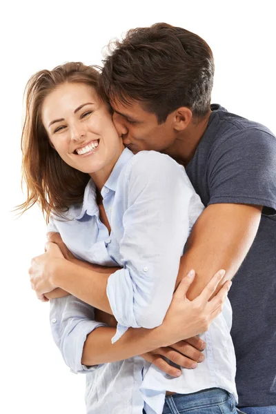 Ung Kärlek Ett Lyckligt Ungt Par Omfamnar Mot Vit Bakgrund — Stockfoto