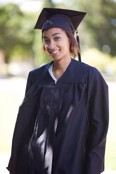 Dokázal Jsem Portrét Usměvavé Etnické Ženy Maturitním Oblečení — Stock fotografie