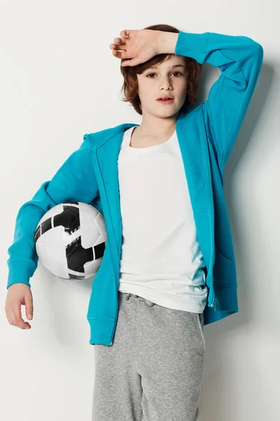 Κουρασμένος Από Ποδόσφαιρο Χαριτωμένος Έφηβος Αγόρι Κρατώντας Μια Μπάλα Ενώ — Φωτογραφία Αρχείου