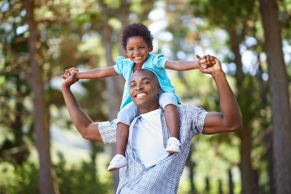 Säker Att Hennes Pappor Bryr Sig Glad Ung Afrikansk Far — Stockfoto