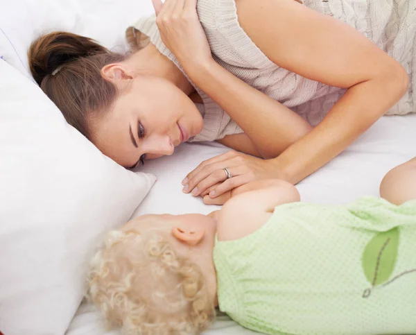 Zawsze Jest Blisko Swojego Dziecka Młoda Matka Leżąca Obok Śpiącego — Zdjęcie stockowe