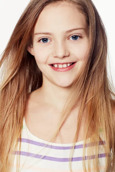 Cheio Inocência Infantil Retrato Recortado Uma Menina Bonito Sorrindo — Fotografia de Stock