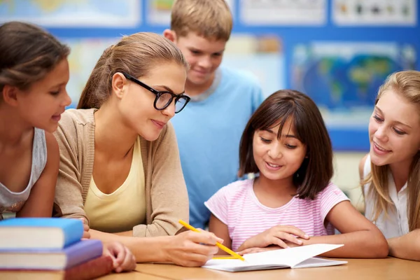 Partilhar Seu Amor Pela Aprendizagem Uma Professora Ajudando Seus Alunos — Fotografia de Stock