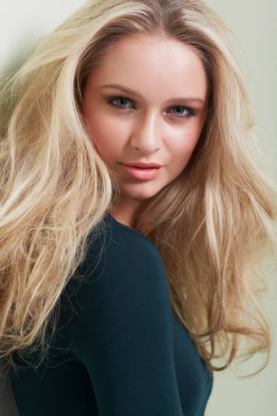 Patrzy Oczy Portret Pięknej Młodej Modelki Dzikimi Blond Włosami Patrzącej — Zdjęcie stockowe