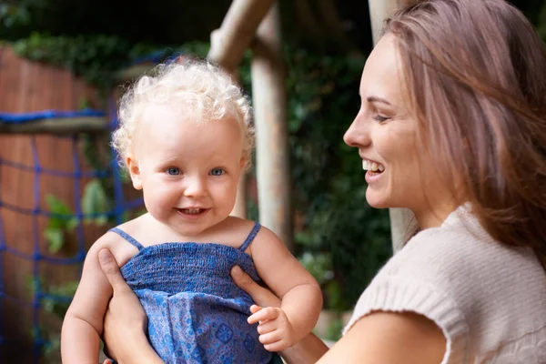 Mijn Kleine Vreugde Een Jonge Moeder Die Haar Schattige Baby — Stockfoto