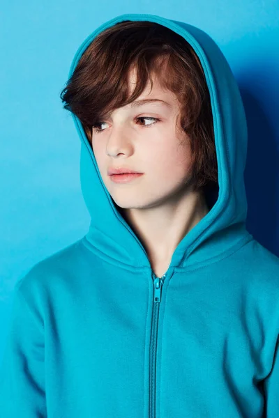 Élvezi Gyerekkorát Egy Fiatal Fiú Kék Háttérrel — Stock Fotó