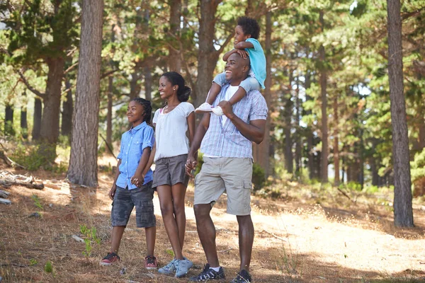 自然への情熱を分かち合う フランス系アメリカ人家族が森の中で一緒にハイキングを楽しんでいます — ストック写真