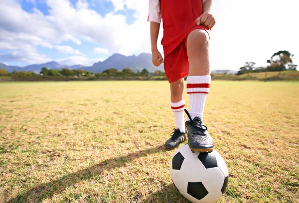 Klaar Voor Aftrap Een Jonge Jongens Voet Een Voetbal — Stockfoto