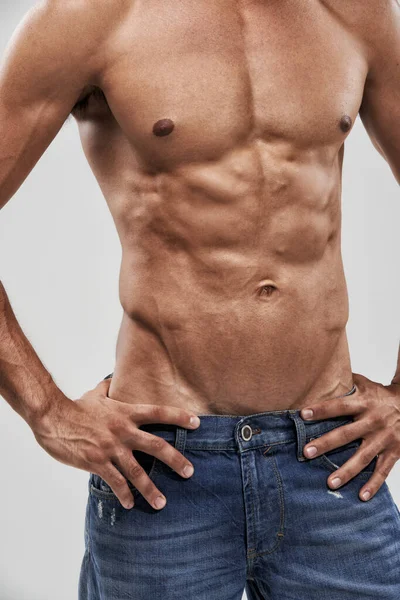 Forma Orgulloso Ello Joven Apuesto Hombre Sin Camisa Posando Estudio —  Fotos de Stock