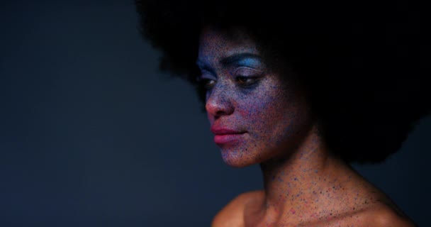 Farbschminke Schwarzes Frauenporträt Und Einzigartige Kreative Kunst Und Fantasiekosmetik Auf — Stockvideo