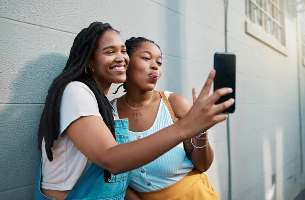 Černé Ženy Přátelé Telefonní Selfie Městě Ulici Nebo Venku Relax — Stock fotografie