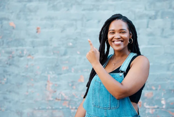 Mujer Negra Retrato Apuntando Maqueta Espacio Pared Fondo Para Publicidad — Foto de Stock