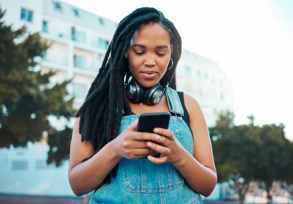 Mujer Negra Teléfono Aplicación Red Ciudad Tecnología Comunicación Calle Carretera — Foto de Stock