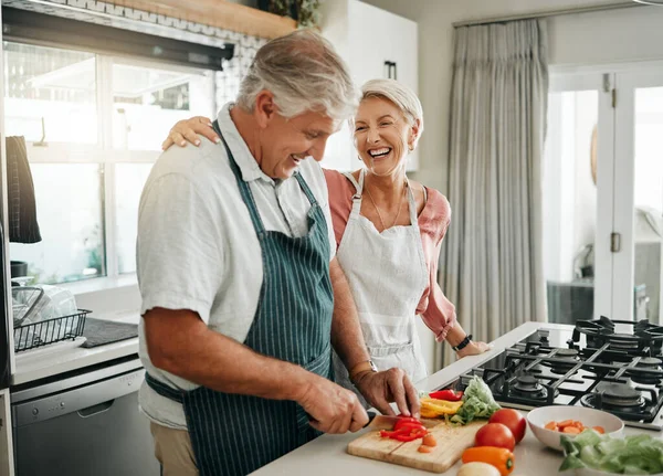 Pasangan Senior Memasak Dan Bersenang Senang Sambil Menyiapkan Makanan Sehat — Stok Foto