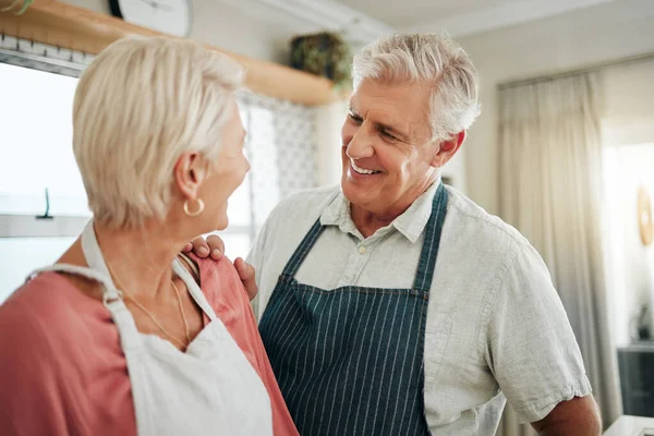 Starsza Para Gotowanie Domu Podczas Rozmowy Szczęśliwy Wiążące Noszenie Fartuch — Zdjęcie stockowe