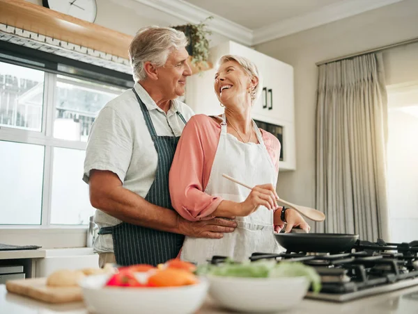 Kıdemli Çift Eğlence Romantizm Mutluluk Için Evde Yemek Pişiriyor Mutlu — Stok fotoğraf