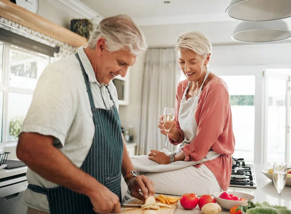 Amor Comida Casal Idoso Está Cozinhando Jantar Saudável Juntos Cozinha — Fotografia de Stock