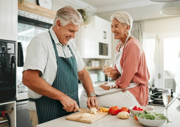 Szczęśliwa Para Seniorów Gotująca Zdrowe Jedzenie Kuchni Pijąca Szampana Gdy — Zdjęcie stockowe