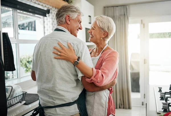 Tarian Memasak Makan Malam Dan Pasangan Senior Menari Dengan Tersenyum — Stok Foto