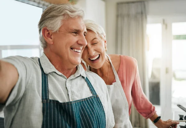 Starsi Para Selfie Domu Szczęśliwy Podczas Gotowania Pieczenia Lub Sprzątania — Zdjęcie stockowe