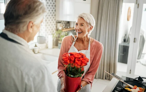 Bunga Cinta Dan Memasak Dengan Pasangan Senior Dapur Forsurprise Sarapan — Stok Foto