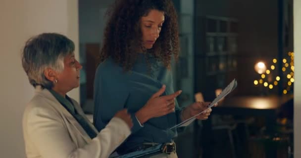 Zakelijke Vrouwen Planning Kantoor Nachts Partnerschap Gesprek Verslag Jobproject Corporate — Stockvideo
