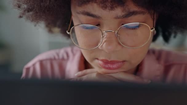 Tvář Černé Ženy Učení Online Dělání Elearning Kurzu Notebookem Domova — Stock video