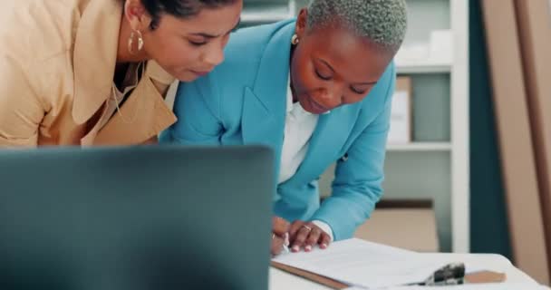 合同和黑人妇女签名订单与供应商交货 非洲的小企业 女商人和电子商务者 网上精品店店主或签署包装发票者 — 图库视频影像
