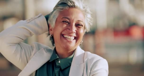 Hindistan Dan Gelen Mutlu Bir Gülümseme Ile Kadını Yöneticisinin Kıdemli — Stok video