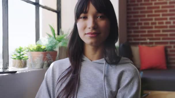 Feliz Tranquilo Retrato Mujer Sala Estar Apartamento Pie Junto Ventana — Vídeos de Stock