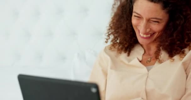Úsměv Videohovor Šťastná Žena Doma Povídají Posteli Počítači Online Komunikace — Stock video