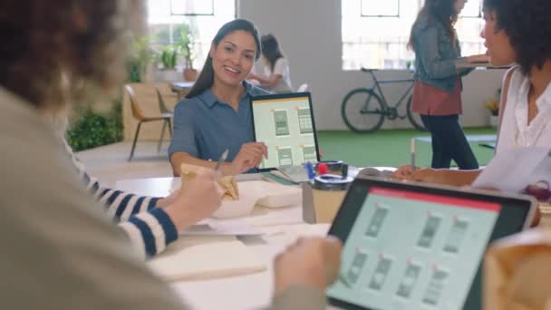 Forretningsfolk Tablet Præsentation Til App Udvikling Team Brainstorming Møde Kontoret – Stock-video