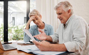 Üzgün bir emekli çift, finansal borç ve mali planlamada kaygı, ipotek ev kredisi ve kağıt faturaları. Stresli kadın, sinirli adam ve yaşlılar emeklilik sorunu, yönetim krizi ve bütçe hatası.