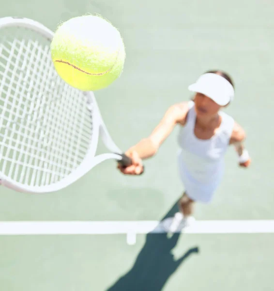 Kobieta Tenisa Korcie Tenisowym Piłką Tenisową Powietrzu Zbliżenie Młodej Sportowca — Zdjęcie stockowe