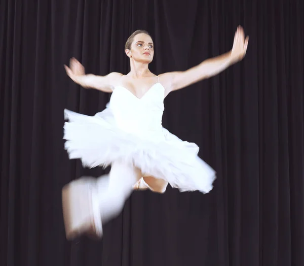 Bailarina Ballet Danza Salta Aire Durante Actuación Creativa Escenario Bailarina — Foto de Stock