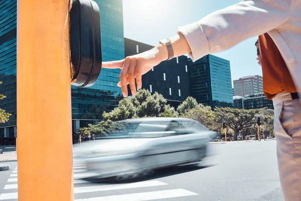 Een Vrouw Die Een Stoplicht Knop Drukt Bij Een Voetgangersoversteek — Stockfoto