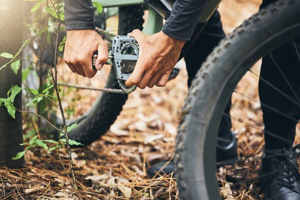 Fietsen Onderhoud Handen Van Mens Met Mountainbike Fix Service Reparatie — Stockfoto