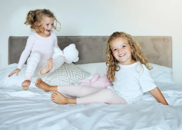 Happy Sisters Bed Smile Little Girls Playful Joy Happiness Together — Stock Photo, Image