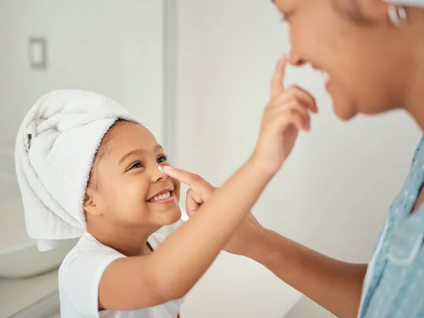 Une Maman Heureuse Enfant Souriant Utilisant Crème Enseignant Routine Beauté — Photo