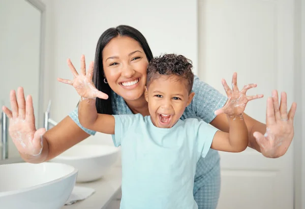 Matka Syn Koupelně Čistýma Rukama Otevřené Dlaně Které Jsou Očištěné — Stock fotografie