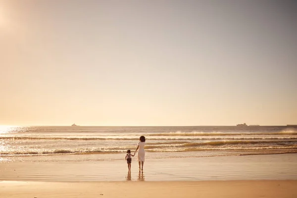 Menina Mãe Andando Água Praia Durante Pôr Sol Férias Família — Fotografia de Stock